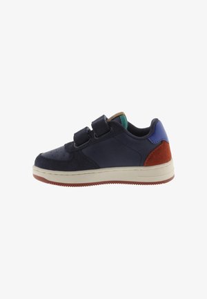 Baskets enfant bleu marine avec doubles bandes velcro, semelle blanche et accents orange et bleu au talon et au col.