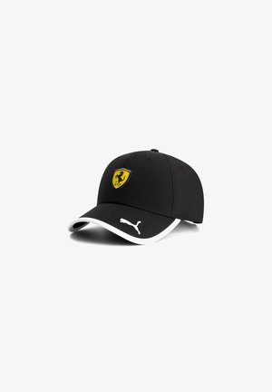 Czarna czapka bejsbolowa z żółtym logo Ferrari z przodu, białymi akcentami wzdłuż daszka i logo Pumy z boku. Wykonana z miękkiego materiału.