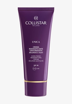 Tube violet de la crème redensifiante Collistar Milano Unica Even Finish pour décolletés et mains avec une protection SPF 30 contre les rayons UVA et UVB.