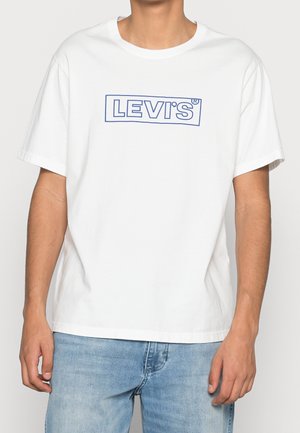 Witte katoenen T-shirt met een blauwe Levi's logo in een rechthoekig ontwerp. Relaxed fit met korte mouwen en een ronde hals.