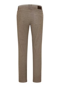 Braune Textilhose mit geradem Bein, versehen mit Gesäßtaschen und einem braunen Lederpatch am Bund.