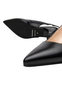 Scarpa nera in pelle con tacco alto, punta affusolata, e retro aperto, con tacco a blocco. Presenta una trama liscia e un marchio discreto nella suola. Taglia 37.