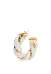 Weiße Leder-Hoops mit verdrehtem Design, goldenen Akzenten und einem glatten Kugelverschluss. Mit sichtbaren Nähten und metallischer Ausstrahlung.
