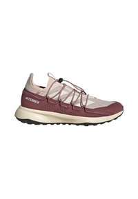 Chaussures de course Terrex dans des nuances de rose pâle et de bordeaux. Elles présentent une tige en maille, des lacets élastiques et une semelle extérieure noire texturée.
