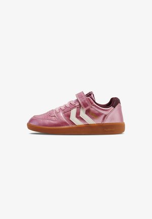 Roze leren sneakers met witte accenten, een klittenbandsluiting en een gumrubberen zool. Heeft een sportief ontwerp en een gestructureerde afwerking.