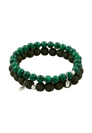 Deux bracelets perlés, l'un avec des perles vertes lisses à motifs et l'autre avec des perles de lave sombre texturées, tous deux avec de petits charms en métal.