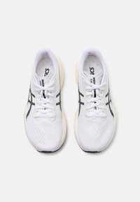 ASICS MAGIC SPEED - Tenisice za cestovno trčanje - white/black