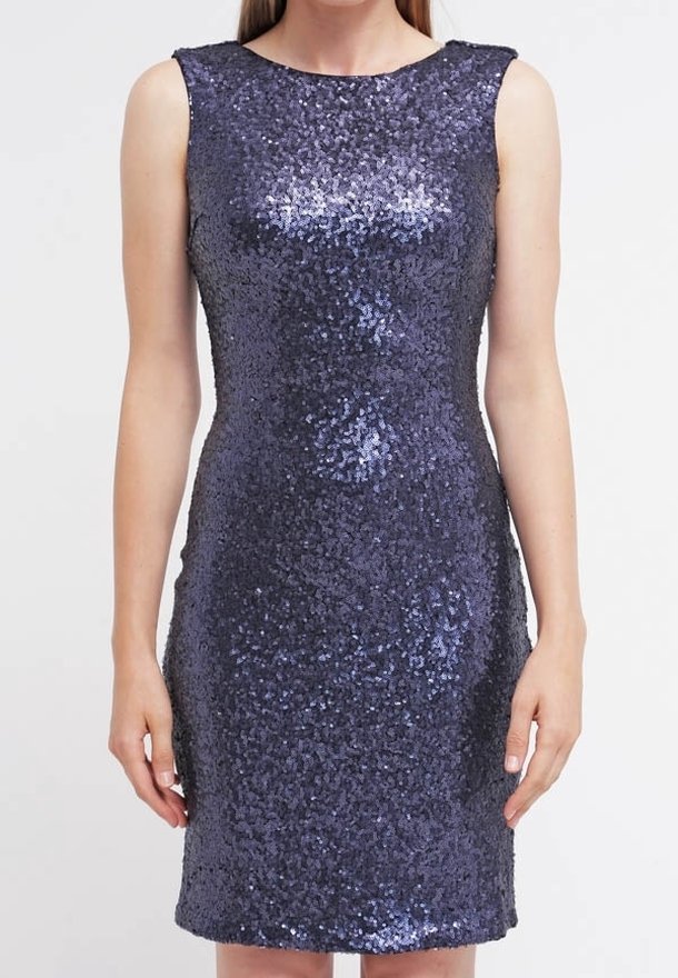 Glittrande marinblå paljettklänning med en åtsittande silhuett, rund halsringning och ärmlös design, som reflekterar ljus med texturerade dekorationer.