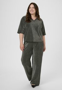 Zweiteiliges Loungewear-Set in metallicgrau, mit V-Ausschnitt, kurzen Ärmeln und locker sitzenden, weit geschnittenen Hosen mit Schimmereffekt.