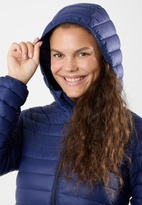 Mörkblå pufferjacka med huva, med horisontella quiltade sektioner, dragkedja och en slät, glänsande yta.