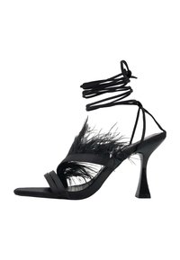 Schwarze High-Heel-Sandalen mit einem Riemchen-Design, gefiederten Akzenten auf dem Obermaterial, glanzvollem Finish und einer einzigartigen, kantigen Absatzform.