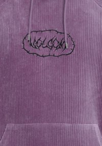 Lila Cordhosen-Hoodie mit einer Fronttasche und einem gestickten Logo in Schwarz. Der Stoff hat ein strukturiertes, geripptes Muster.