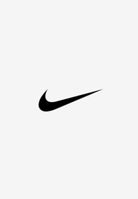 Logo Nike Swoosh, nero, design curvo con punta appuntita, su sfondo bianco. Forma semplice e iconica con contorni lisci.