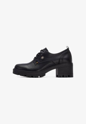 Zapato de cuero negro con cordones, tacón bloque grueso y suela con dibujo, con un pequeño botón redondo de metal en el costado.