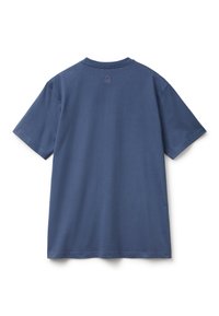 Modrá bavlněná tričko, krátké rukávy, kulatý výstřih, má malé logo nad výstřihem, jednoduchá měkká textura, ležérní střih.