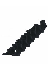 Svarta ankelsockor i rad. Varje strumpa har ett ribbat topp och en slät textur. Totalt 12 par, alla i enhetlig svart färg.
