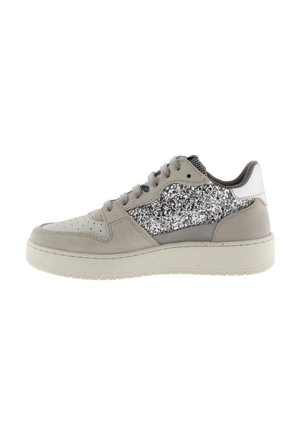 Zapatilla gris claro con una punta de cuero suave, panel lateral plateado brillante y parte trasera texturizada gris. Suela de goma con un diseño plano.