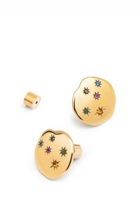 Pendientes abstractos de oro con acentos de piedras preciosas de múltiples colores en forma de estrella; incluye un componente adicional para sujeción.