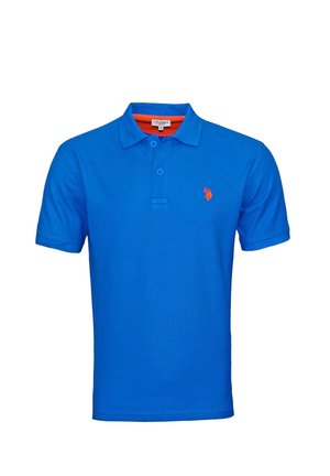 Blå poloshirt med korte ærmer, to knapper og et orange broderet logo på venstre bryst.
