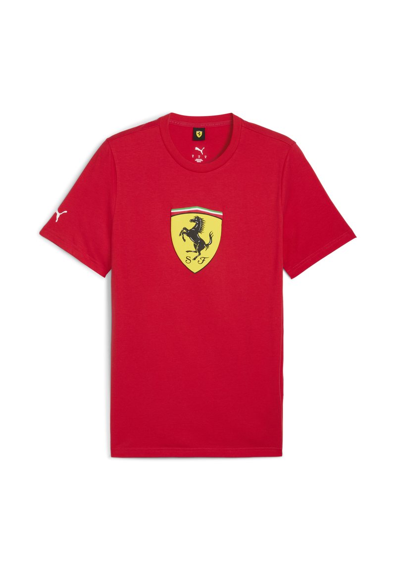 Tricou roșu cu logo-ul Ferrari, un cal negru în galop pe un scut galben, și dungi verzi și albe deasupra emblemei.