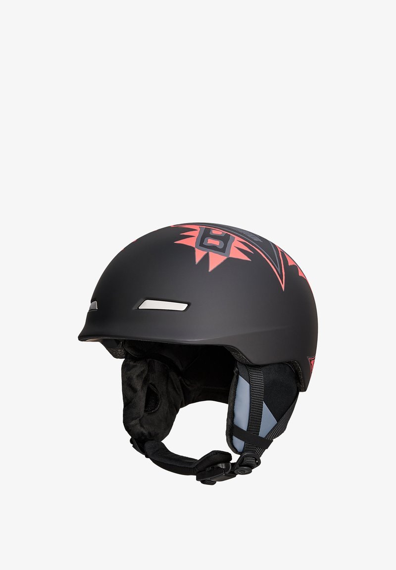 Czarny kask narciarski o matowym wykończeniu, z czerwonymi akcentami graficznymi i odblaskowymi paskami. Miękka wewnętrzna wyściółka oraz regulowany pasek podbródkowy.