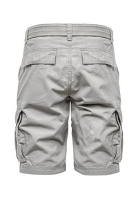 Graue Cargo-Shorts aus Baumwolle mit flachem Bund, zwei Gesäßtaschen und zwei seitlichen Taschen mit Klappen.