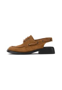 Zapato de ante marrón con diseño de slingback, puntera redonda y tacón bajo negro. Presenta cordones decorativos y recortes laterales para mayor transpirabilidad.