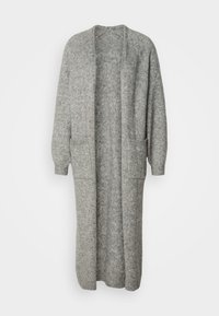 Cardigan largo de frente abierto en gris claro, hecho de un material de punto suave. Cuenta con mangas largas y dos bolsillos frontales. Sin cierres.