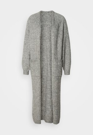 Lang cardigan med åpen front i lys grå, laget av myk strikket materiale. Har lange ermer og to lommer foran. Ingen lukking.