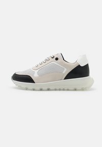 Sneaker con un mix di suede grigio e pannelli in rete bianca, accenti neri e una suola traslucida. Presenta lacci tondi e un colletto imbottito.