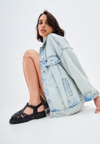 Cesare Gaspari Sandali con plateau - black