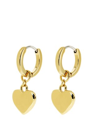 Boucles d'oreilles créoles en or, chacune avec un pendentif lisse en forme de cœur pendant, présentées sur un fond blanc.