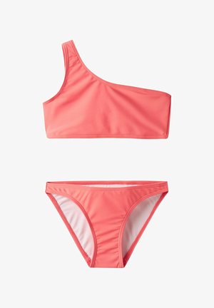 Ensemble de bikini corail comprenant un haut asymétrique et un bas classique, fabriqué en tissu lisse et extensible avec un léger doublage et des finitions contrastées.
