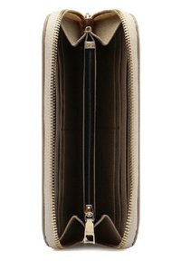 Portafoglio beige con una texture liscia, dotato di una cerniera dorata, molteplici scomparti per carte e un vano centrale con cerniera. L'interno è di un marrone scuro.