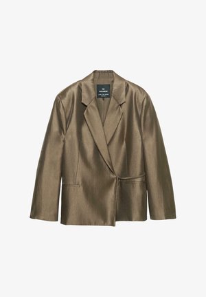 Oliven grøn blazerjakke i et satinlignende materiale, med en enkeltknaplukning, spids krave og forlommer.