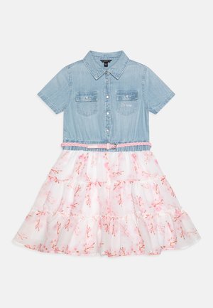 Denimskjortekjole med korte ærmer, knapper foran, to brystlommer og hvid lagdelt nederdel med pink blomsterprint og elastisk taljebånd.