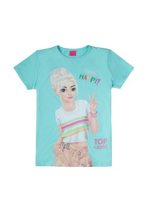 Türkises T-Shirt mit einem Grafikdruck eines Charakters mit blonden Haaren, der ein weißes Oberteil mit bunten Streifen und beige Hosen trägt. Der Text lautet "DENK GLÜCKLICH!" und "TOP Model."