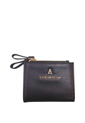 Portafoglio in pelle nera con cerniera dorata e logo dorato impresso con la scritta L ATELIER DU SAC, caratterizzato da doppi tiretti in pelle per la cerniera.