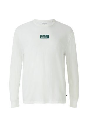 Weißes Langarm-T-Shirt aus weicher Baumwolle mit einem grünen rechteckigen Aufnäher mit dem Text "Subscribe to Nature" auf der Brust.