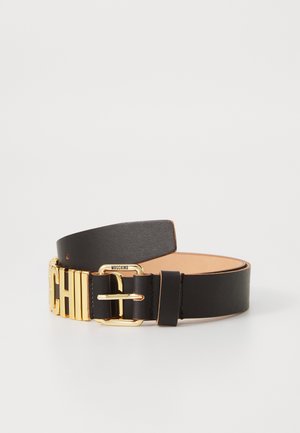 Ceinture en cuir noir présentant une boucle en métal doré avec le logo "Moschino", texture lisse et design classique avec un système de fermeture à clip réglable.