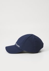 Cappellino da baseball blu navy con design perforato e logo bianco sulla parte anteriore. Realizzato in materiale leggero e traspirante. Visiera curva.