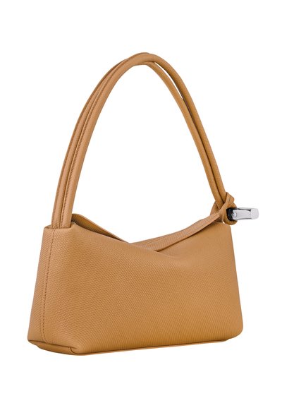 Helle Lederhandtasche mit strukturiertem Finish, ausgestattet mit einem einfach geknoteten Griff und einer schlanken, kantigen Form. Akzenten aus silbernem Metall.