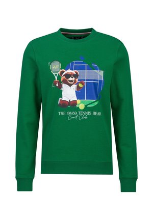 Grüner Pullover mit einem Tennis-Motiv: Ein Bär in weißer Sportbekleidung hält einen Schläger und Tennisbälle, darunter befindet sich ein Text.