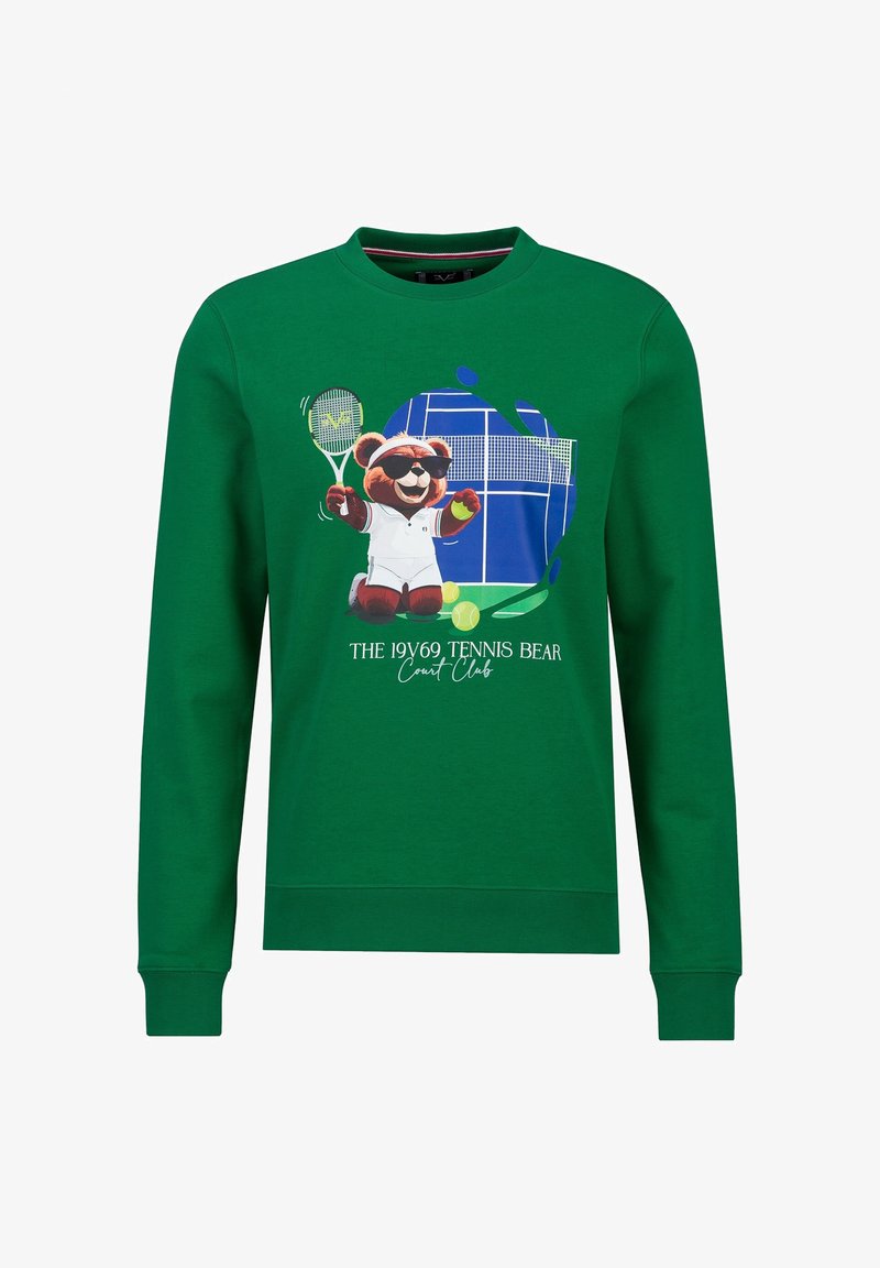 Groene trui met een tennis-thema afbeelding van een beer in witte sportkleding die een racket en tennisballen vasthoudt, met tekst eronder.