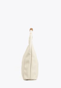 Un sac en cuir couleur crème avec une texture lisse, une forme triangulaire et un accent beige en haut. Design minimaliste sans quincaillerie visible.