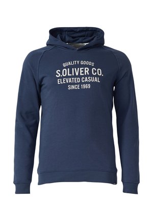 Marineblauwe hoodie met witte tekst "Quality Goods S.Oliver Co. Elevated Casual Since 1969" gedrukt op de borst.