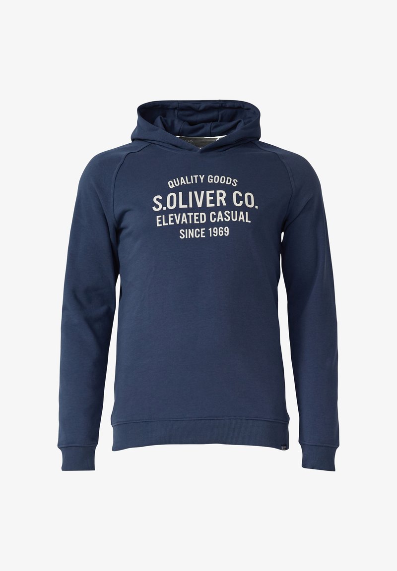 Felpa blu navy con testo bianco "Quality Goods S.Oliver Co. Elevated Casual Since 1969" stampato sul petto.