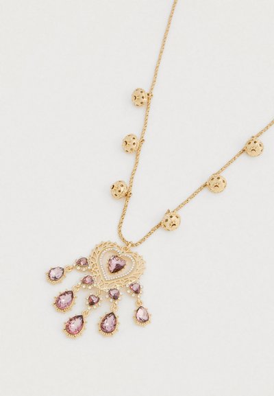 Colar dourado com um pendente em forma de coração, adornado com pedras preciosas cor-de-rosa e contas decorativas ao longo da corrente. Apresenta desenhos intrincados.