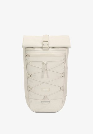 Hellbeige Rolltop-Rucksack mit einer Vorderreißverschlusstasche, elastischen Kordeldetails und einem Logo-Patch, aus einem strapazierfähigen Material gefertigt.