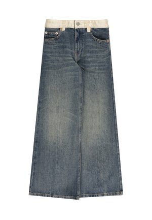 Jeans in denim blu a gamba larga con lavaggio sbiadito e vita beige, con tasche frontali, passanti per cintura e chiusura con bottone.